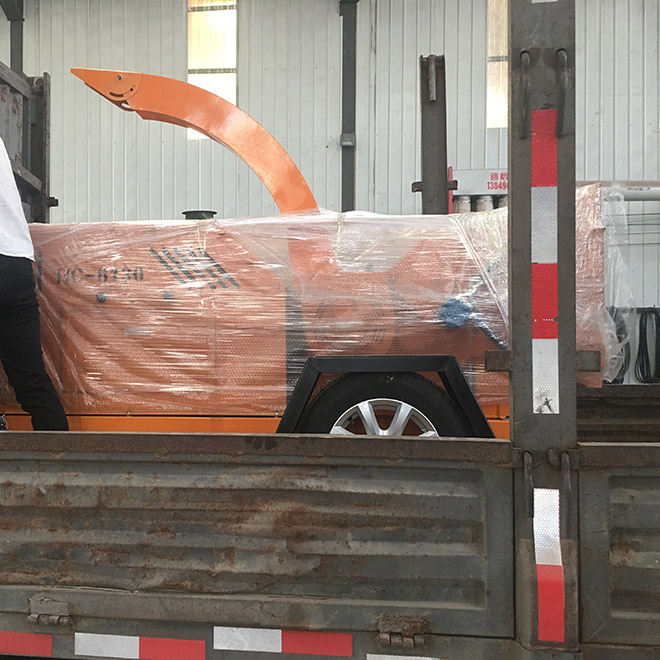 移動(dòng)式園林樹(shù)枝粉碎機(jī)裝車(chē)發(fā)往北京